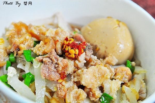 龍潭菜市場美食兒子乾麵排骨酥香菇肉燥飯紅油抄手