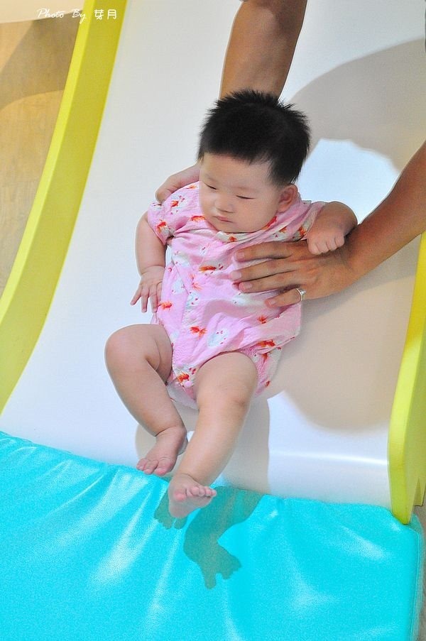 台南西港民宿外婆家親子溜滑梯航海家水手日誌上下舖嬰兒床澡盆紅磚小木馬彩繪在地人推薦