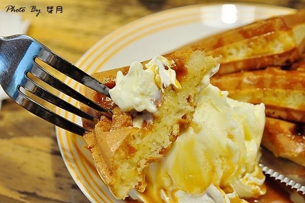 台北石牌捷運站美食好日子咖啡可頌燻雞起士麵包焦糖牛奶鬆餅平價好吃推薦