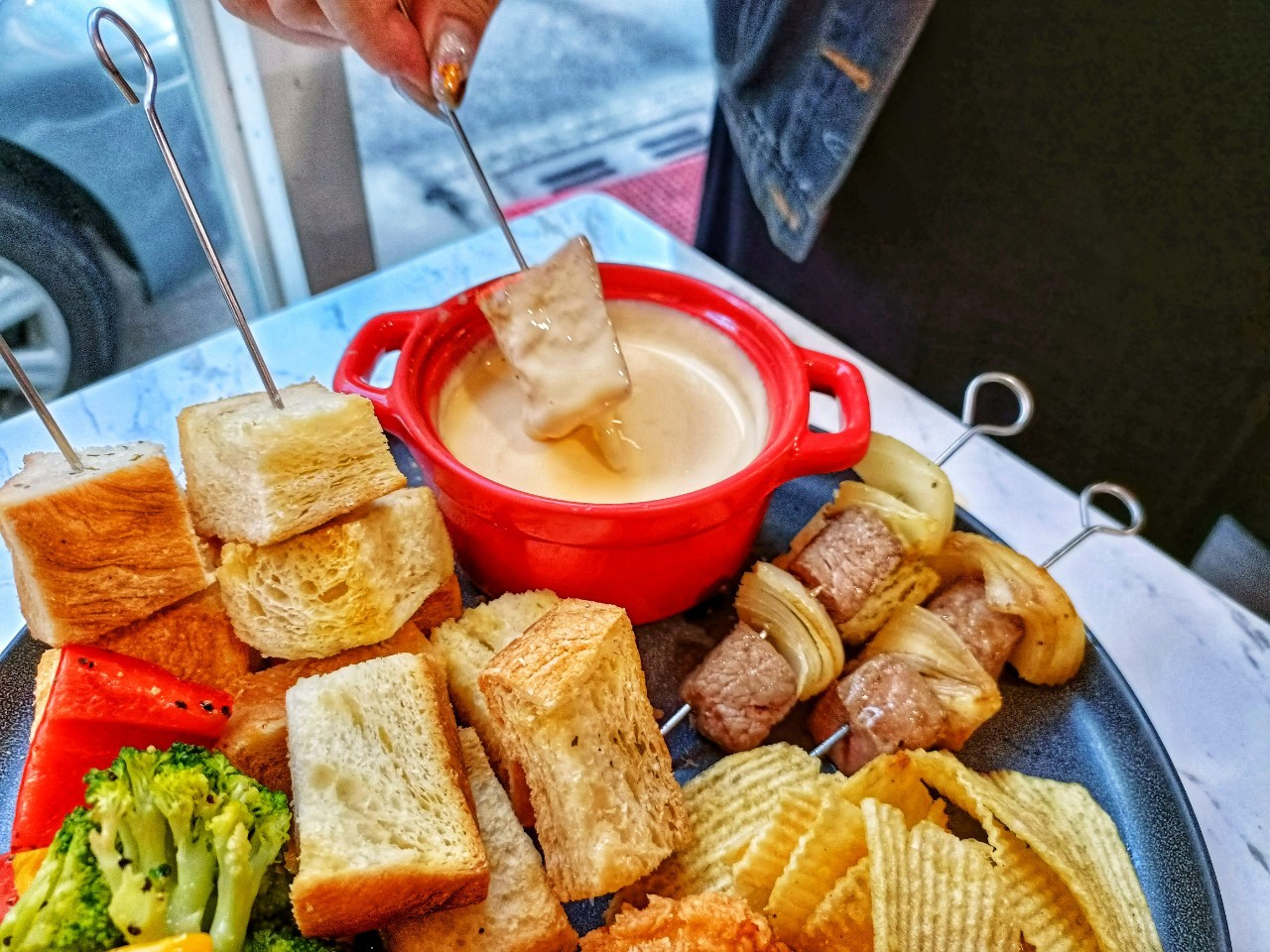 桃園中壢美食-一統湯包-隱藏在檳榔攤裡面的巨型湯包，一咬下去就爆汁啊！！！