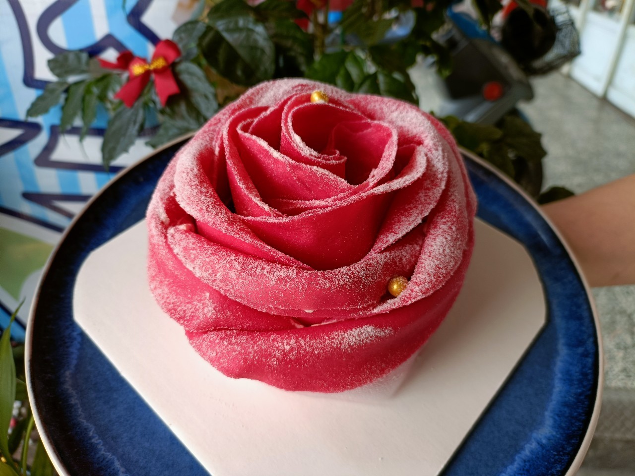 最新推播訊息：小紅書火紅的玫瑰千層蛋糕在中壢，超美的玫瑰花怎麼捨得吃啦~~還有手工蛋捲讓你一吃就難忘！